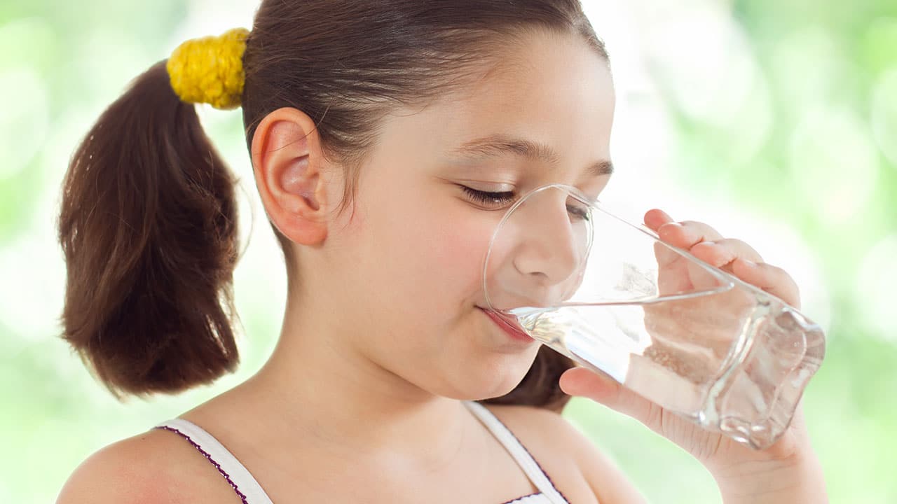 Kızım su içmeyi reddediyor. Ne yapabilirim?